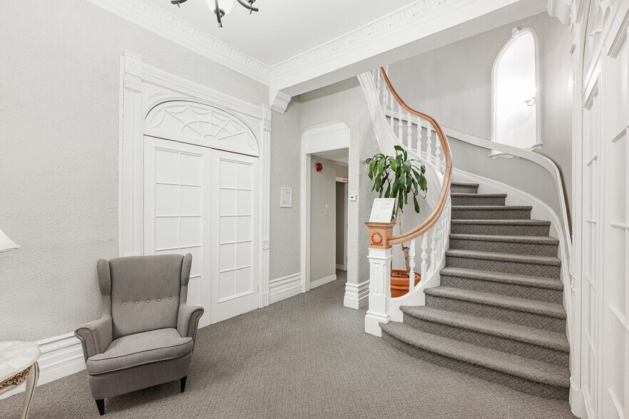 More Photos Of 3422 Rue Stanley, Montréal Hotel For Sale