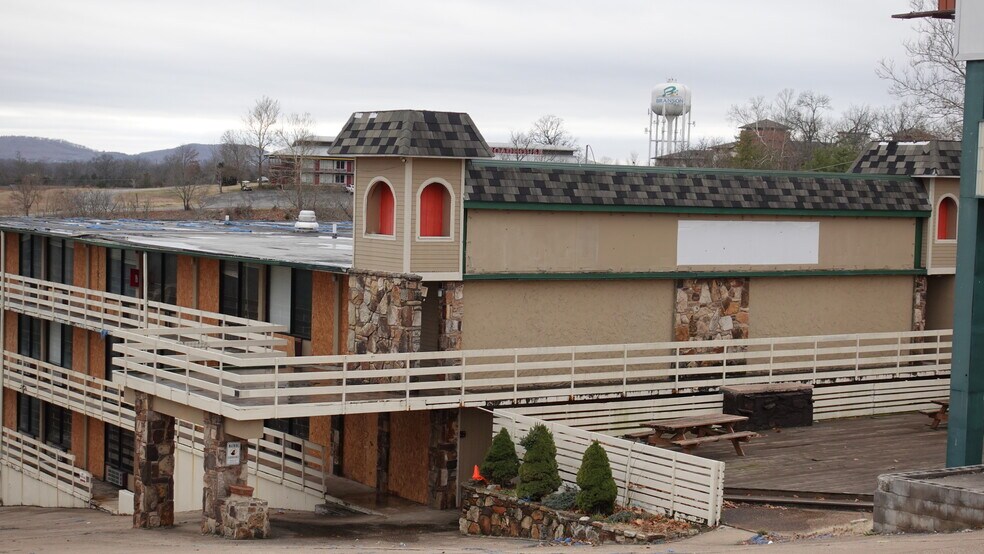 More Photos Of 1900 W 76 Country Blvd, Branson Hotel For Sale