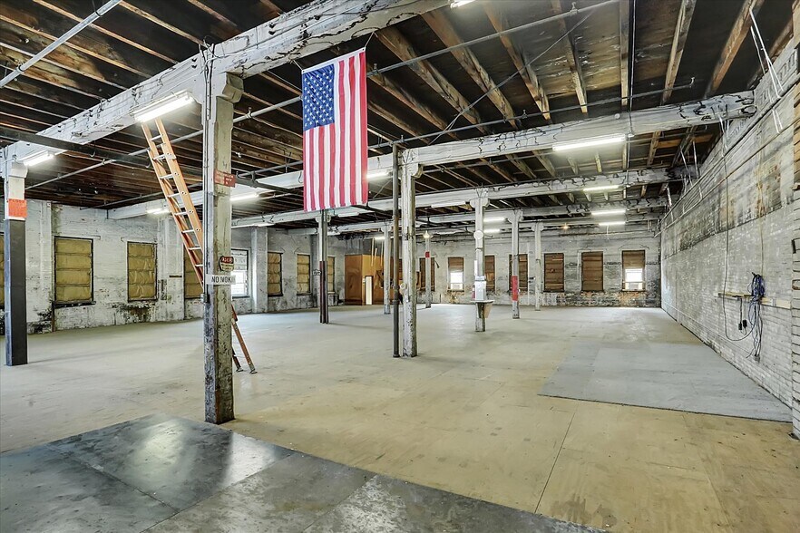 More Photos Of 701 E Hay St, York Warehouse For Lease