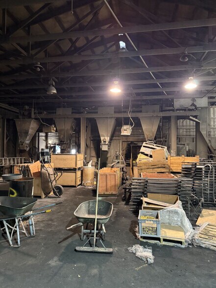 More Photos Of 510 W Burr Oak St, Centreville Manufacturing For Sale