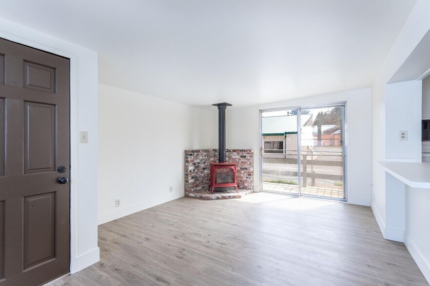 More Photos Of 37087 Main St, Burney Showroom For Sale