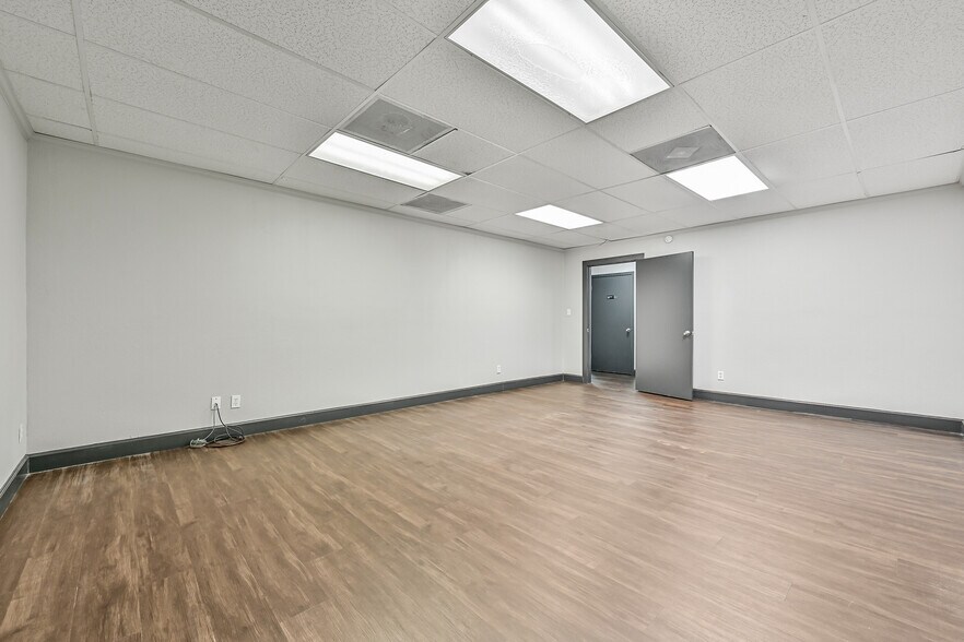 More Photos Of 512 N Friendswood Dr, Friendswood Office For Lease