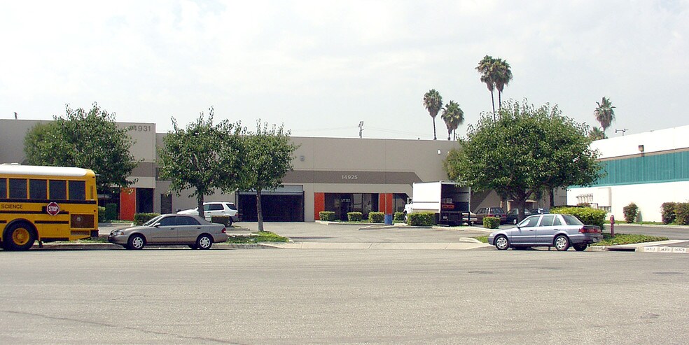Primary Photo Of 14925-14931 Gwenchris Ct, Paramount Distribution For Lease