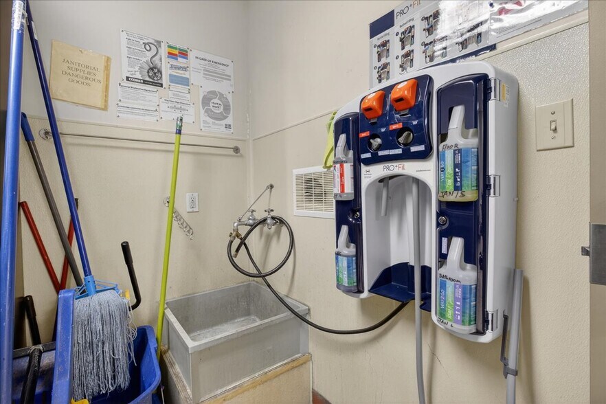 More Photos Of 11831 123 St NW, Edmonton Office For Sale