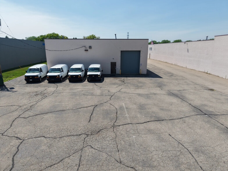More Photos Of 725 Manufacturers Dr, Westland Warehouse For Sale