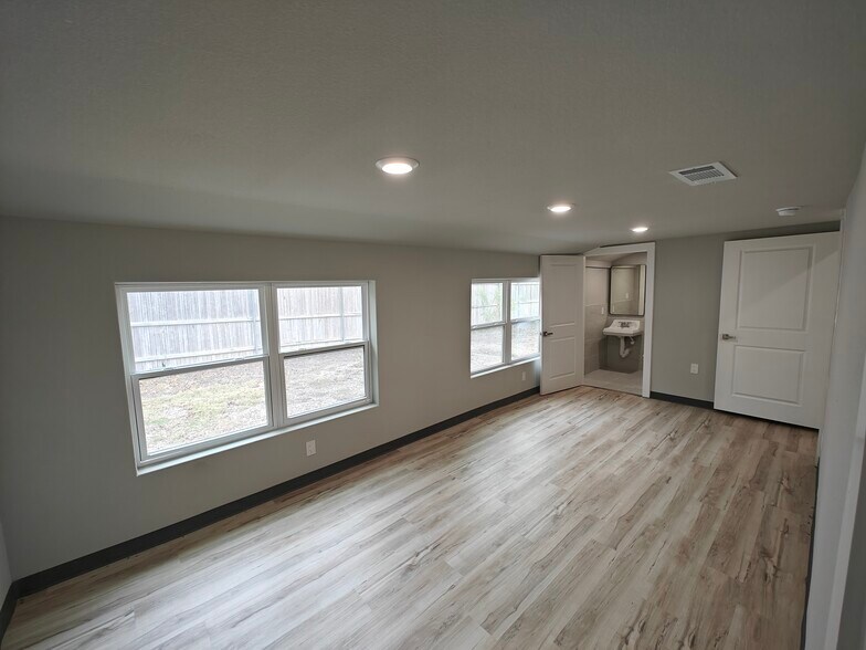 More Photos Of 701 E 1st St, Prosper Office For Sale