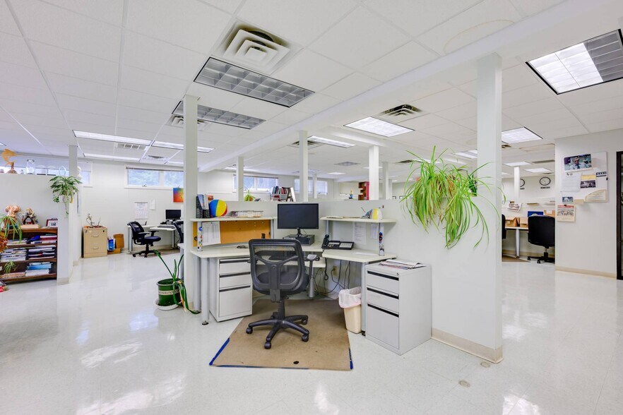 More Photos Of 135 Windmill Ln, Southampton Office For Sale