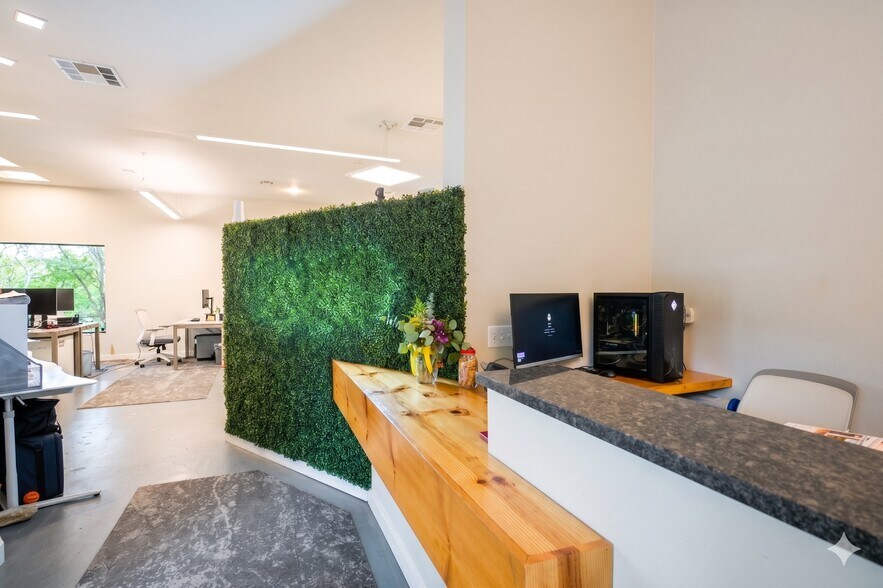More Photos Of 612 Winflo Dr, Austin Office For Lease