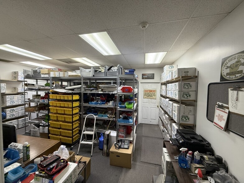 More Photos Of 2430 Oak St, Cumming Service For Sale