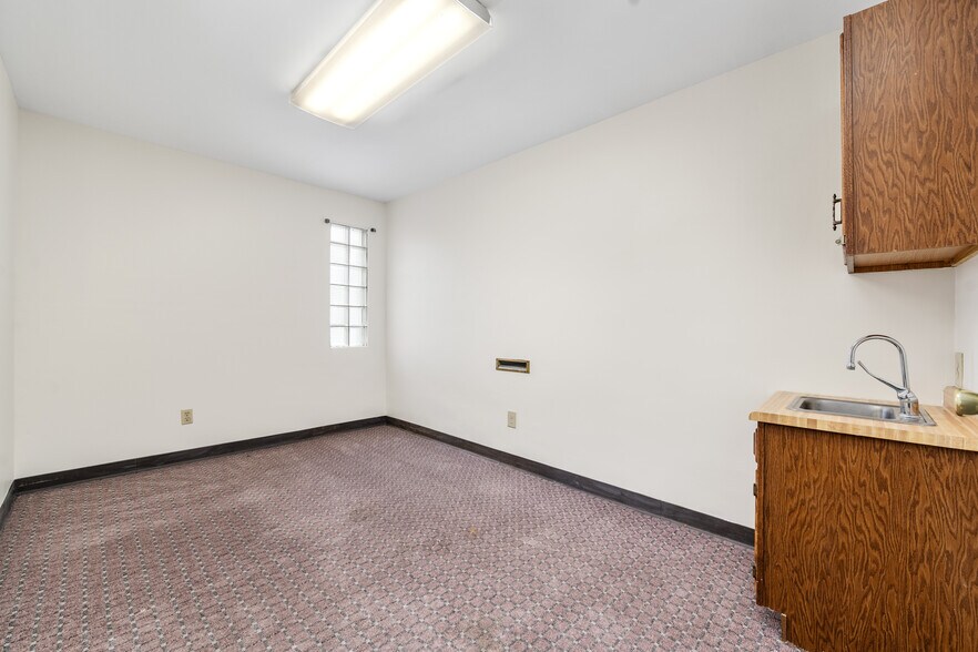 More Photos Of 10 Youell St, Florence Office For Sale