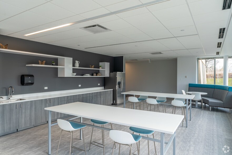 More Photos Of 475-485 Half Day Rd, Lincolnshire Unknown For Lease