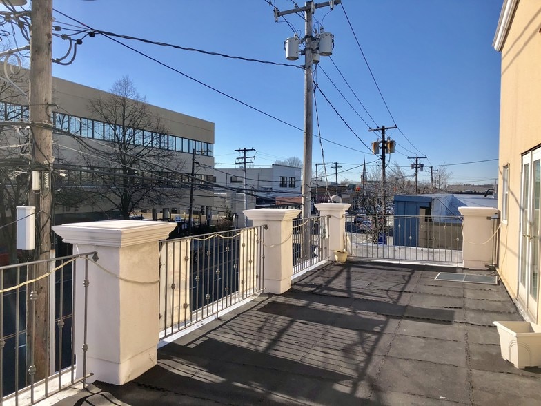 More Photos Of 25-27 E Merrick Rd, Valley Stream Office For Lease