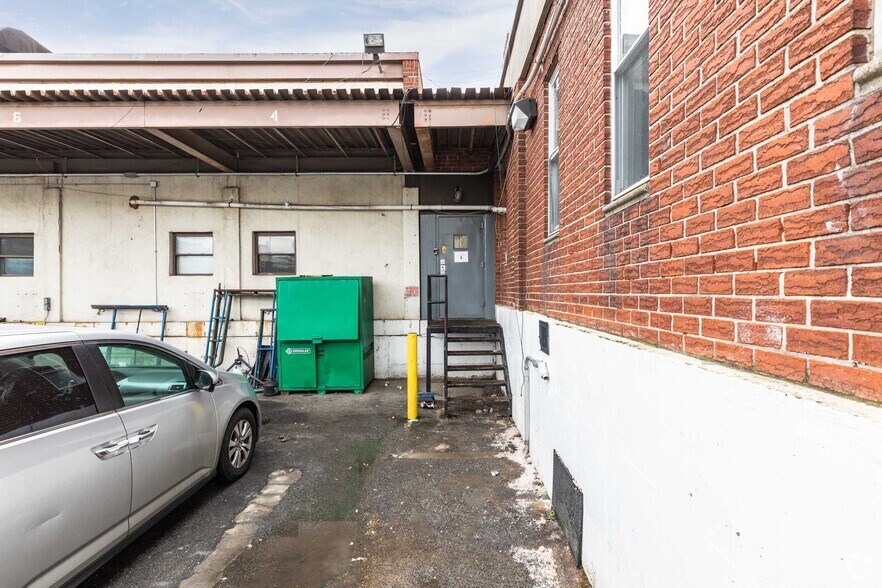 More Photos Of 460 Kingsland Ave, Brooklyn Truck Terminal For Lease