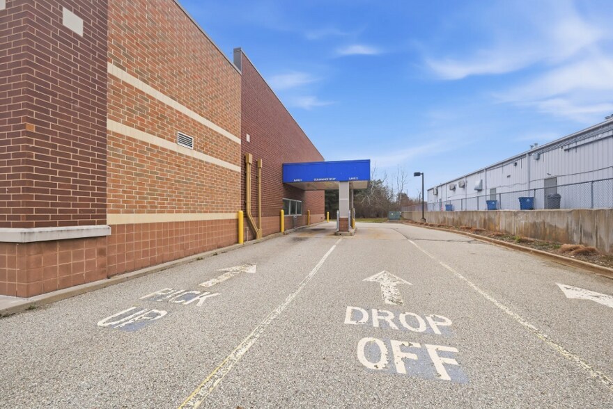 More Photos Of 4166 17 Mile Rd NE, Cedar Springs Drugstore For Sale