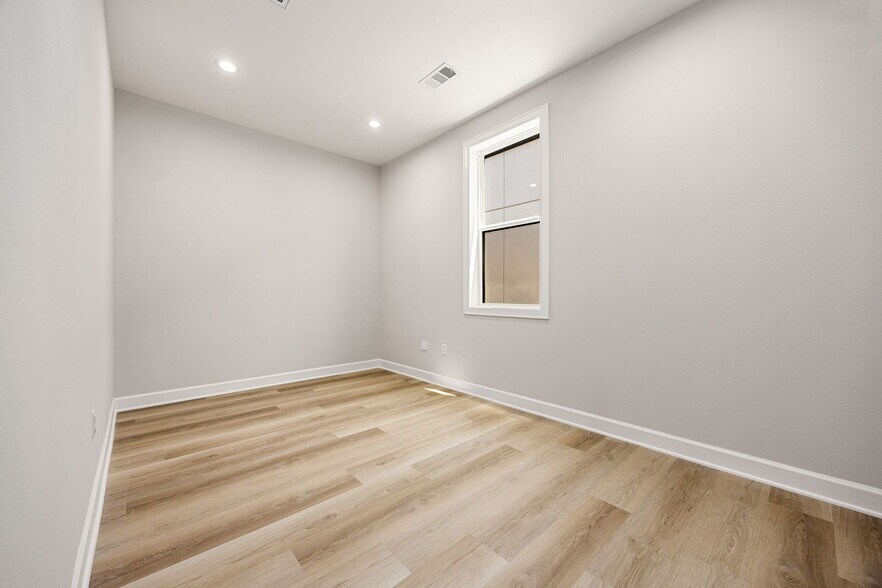 More Photos Of 1325 Main Street, Katy Medical For Sale