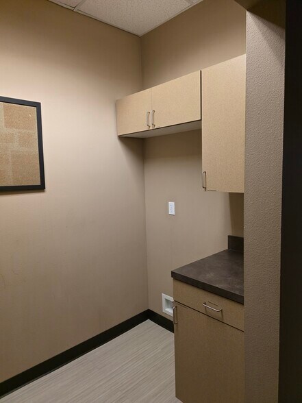 More Photos Of 2805 Saint Andrews Loop, Pasco Office For Lease