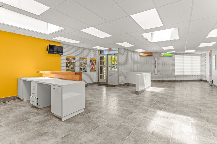 More Photos Of 18120 Mack Ave, Grosse Pointe Storefront Retail Office For Sale