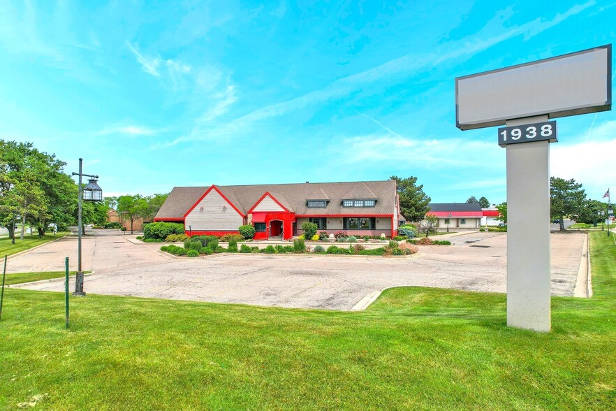 Primary Photo Of 1938 Grand River Ave, Okemos Restaurant For Lease