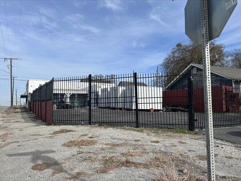 More Photos Of 411 S Riverside Dr, Fort Worth Storefront Retail Office For Lease