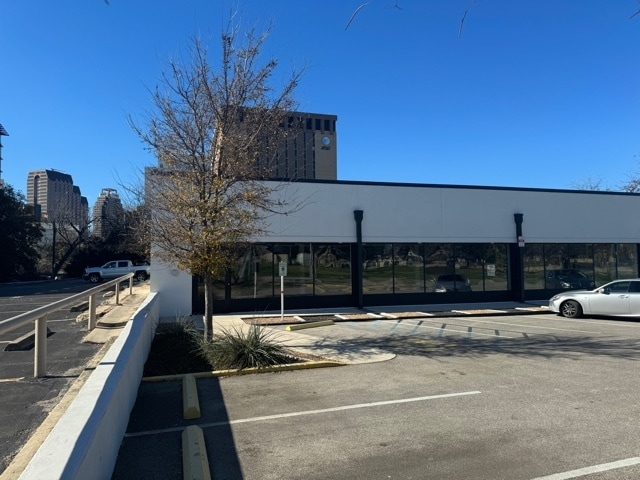 More Photos Of 1126 N Saint Marys St, San Antonio Unknown For Lease