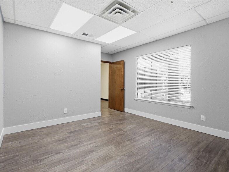 More Photos Of 1006 N Bowen Rd, Arlington Office For Lease