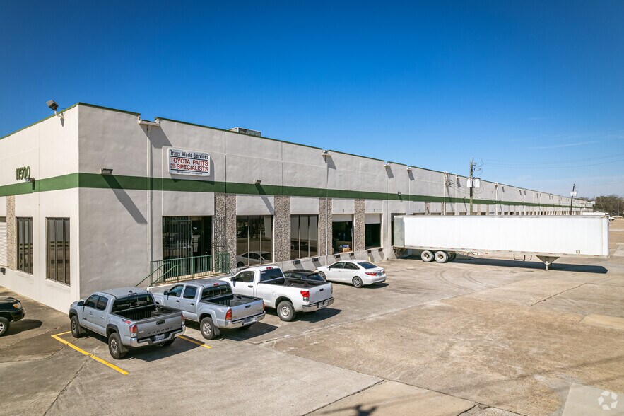 More Photos Of 11500 S Main St, Houston Warehouse For Lease
