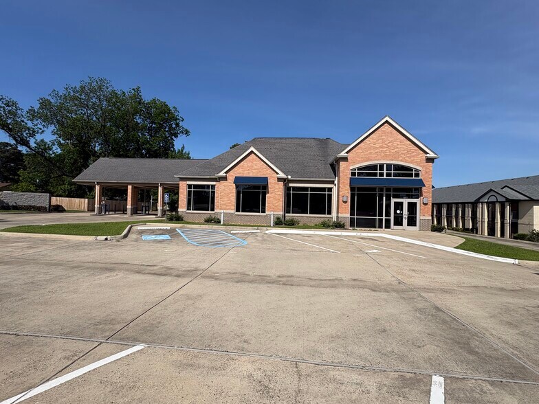 Primary Photo Of 1011 Cooktown Rd, Ruston Bank For Lease