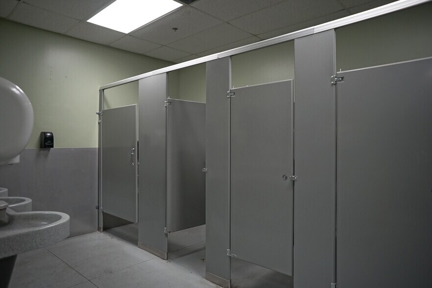 More Photos Of 850 Industrial Rd, Madisonville Manufacturing For Lease