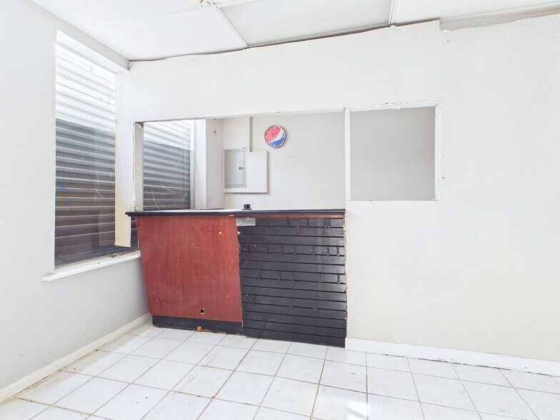 More Photos Of 705 S Byron Butler Pkwy, Perry Storefront For Sale