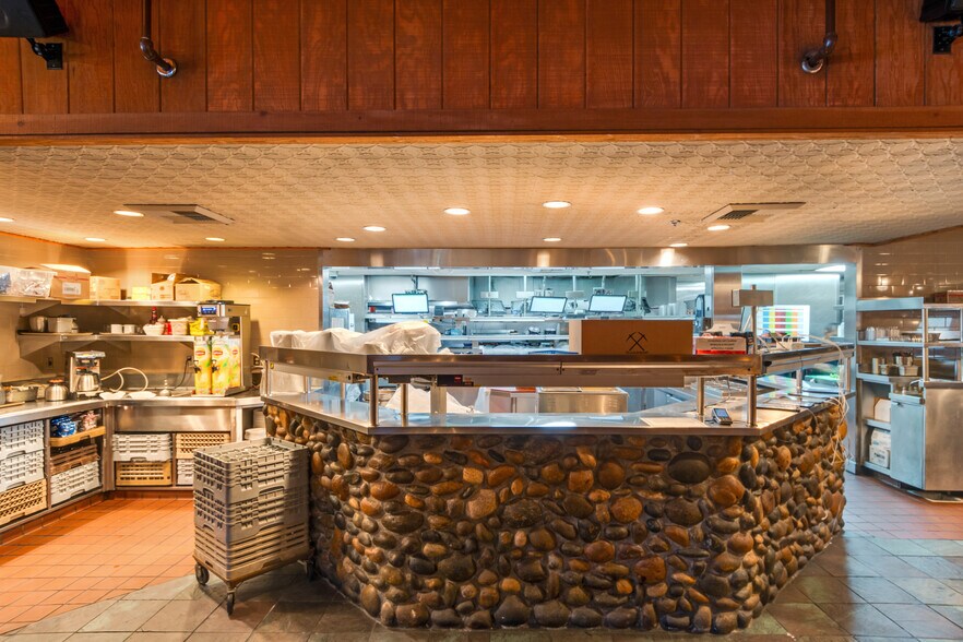 More Photos Of 1905 S Commerce Center Dr E, San Bernardino Restaurant For Lease