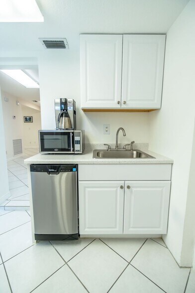 More Photos Of 18 NE 2nd Ave, Dania Beach Office For Sale