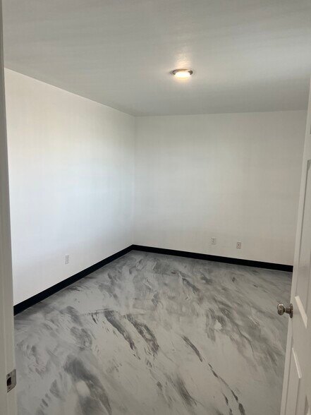 More Photos Of 852 W 31st St, Monahans Warehouse For Lease