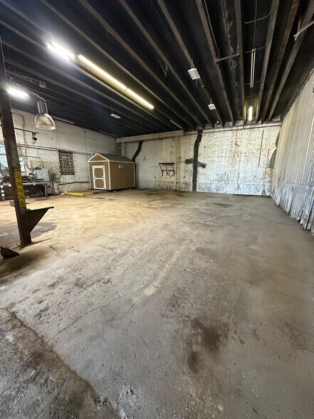 More Photos Of 3040 Manchester Trfy, Kansas City Warehouse For Sale