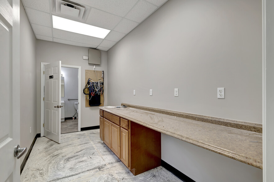 More Photos Of 28-30 W Ayre St, Wilmington Showroom For Lease