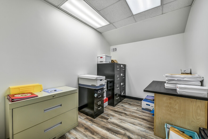 More Photos Of 2401 Parkwood Ave, Friendswood Office For Sale
