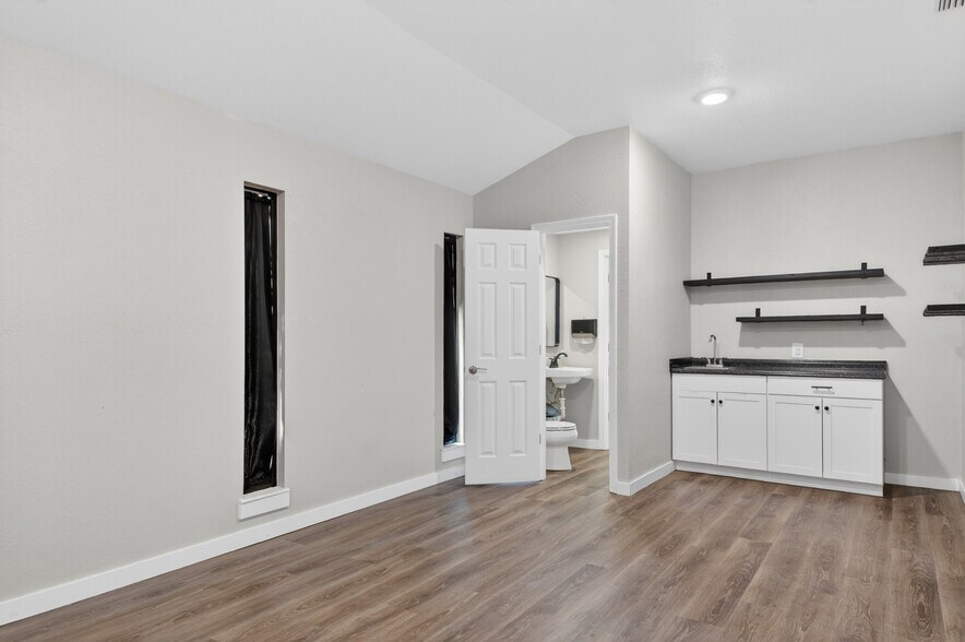 More Photos Of 109 Jasper Dr, Marshall Office For Sale