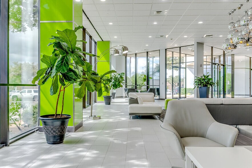 More Photos Of 2350 Valley View Ln, Dallas Loft Creative Space For Lease