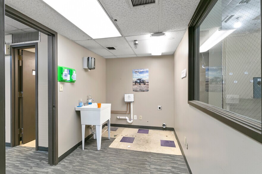 More Photos Of 3131 N I-10 Service Rd E, Metairie Office For Lease