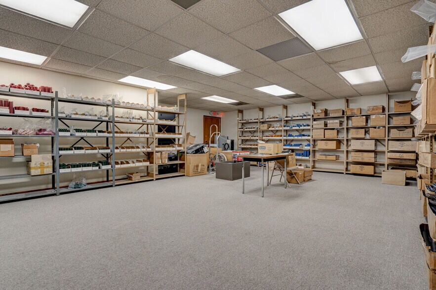 More Photos Of 17585 S Paxton Ave, Lansing Light Distribution For Lease