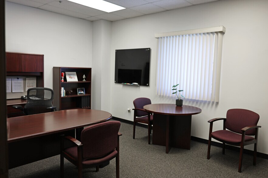 More Photos Of 2850 N California St, Burbank Warehouse For Lease