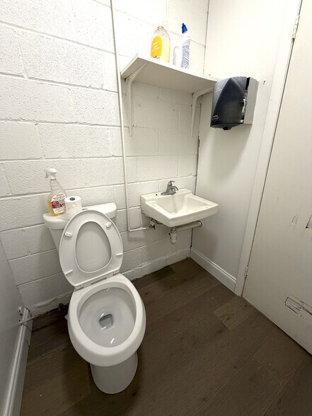 More Photos Of 449 N Cameron St, Winchester Manufacturing For Lease