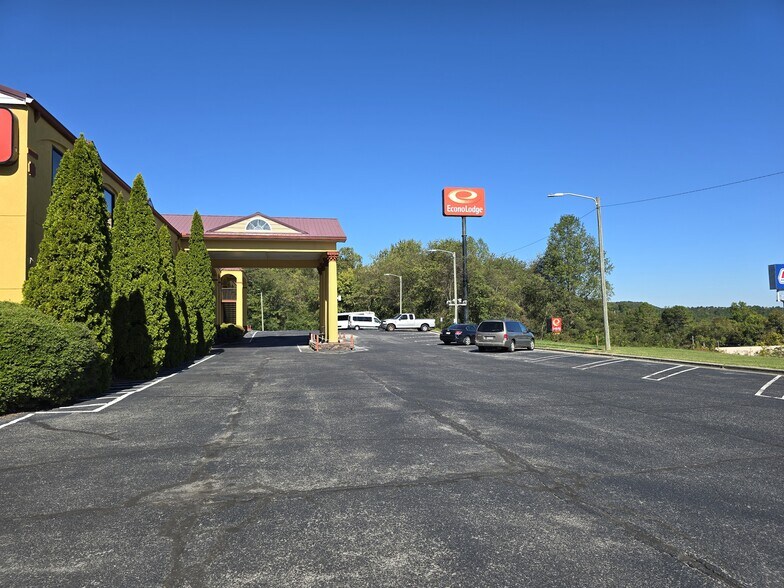 More Photos Of 1507 N Tibbs Rd, Dalton Hotel For Sale