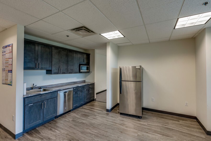 More Photos Of 6000 Brooktree Rd, Wexford Office For Lease