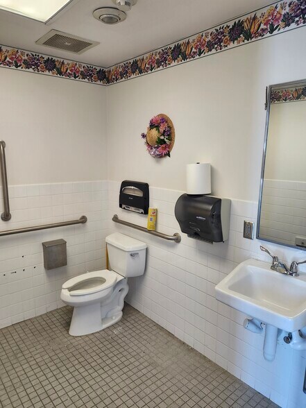 More Photos Of 1600 Sumneytown Pike, Lansdale Bank For Lease