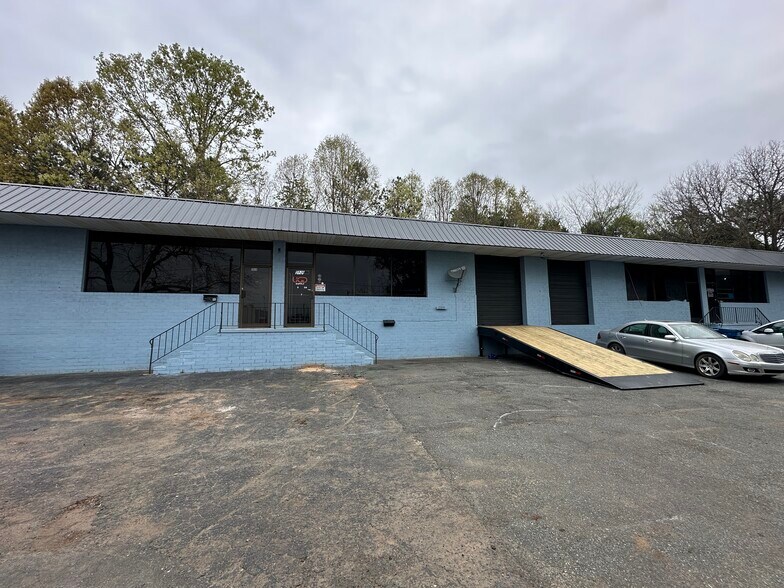 More Photos Of 5926-5940 N Tryon St, Charlotte Warehouse For Lease