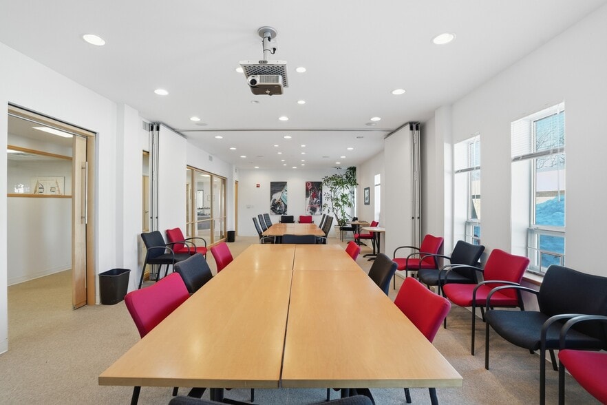 More Photos Of 19 John Clarke Rd, Middletown Office For Sale