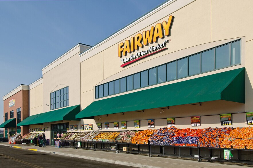 More Photos Of 699 Canal St, Stamford Supermarket For Lease
