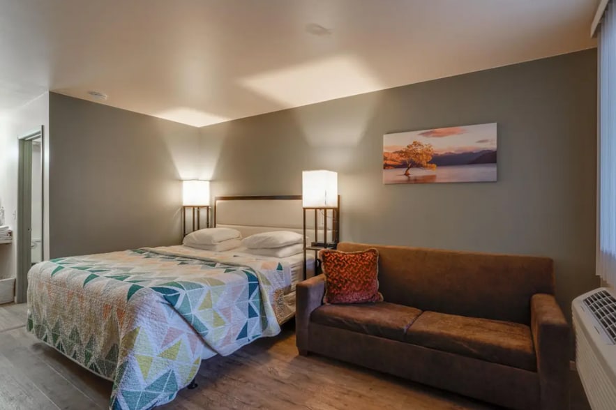More Photos Of 211 Wisconsin Ave, Wisconsin Dells Hotel For Sale