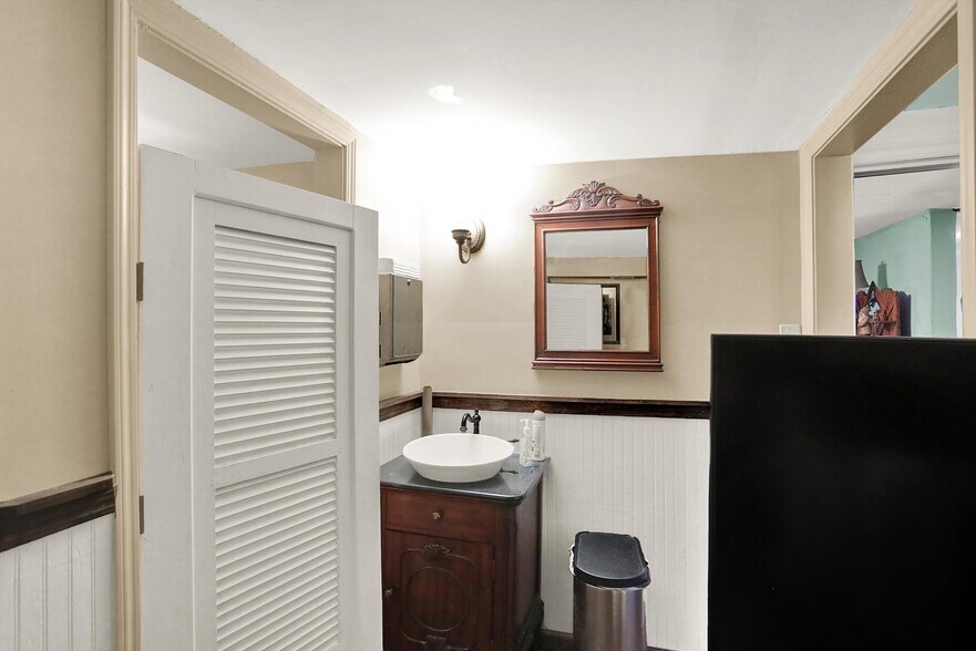 More Photos Of 111 S Walnut St, Edinburgh Theater Concert Hall For Sale