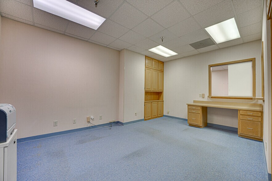 More Photos Of 2909 S Hampton Rd, Dallas Medical For Sale